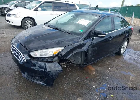 2016 Ford Focus Titanium z USA, uszkodzony, nr VIN 1FADP3J27GL215436